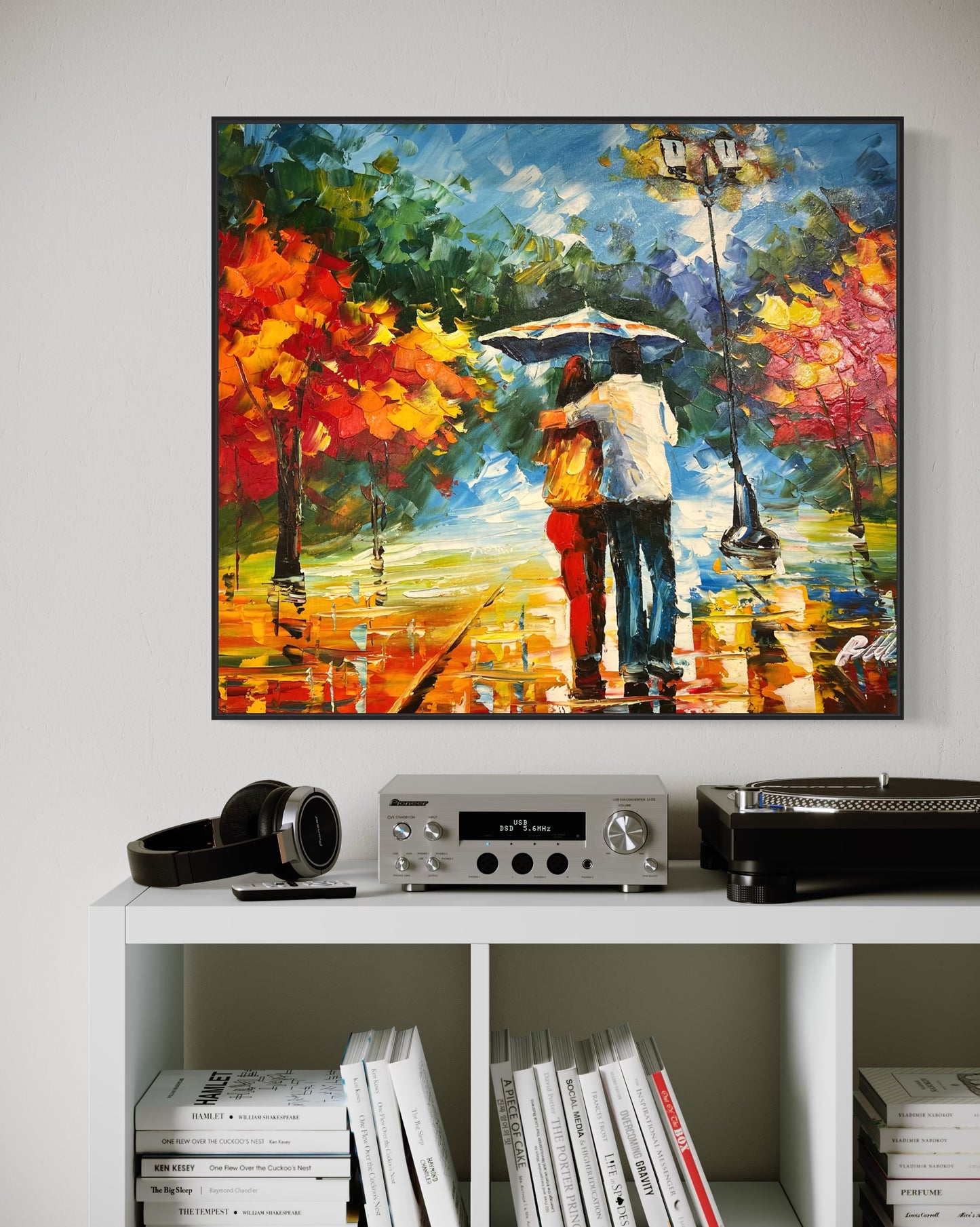 Pareja caminando bajo la lluvia